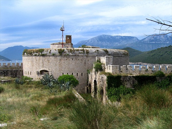 на фото: крепость Мамула